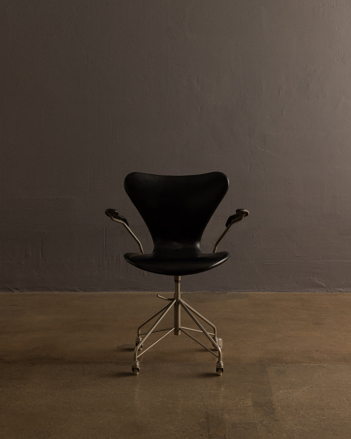 Arne Jacobsen for Fritz Hansen — Series 7 Swivel Armchair (Model 3217)