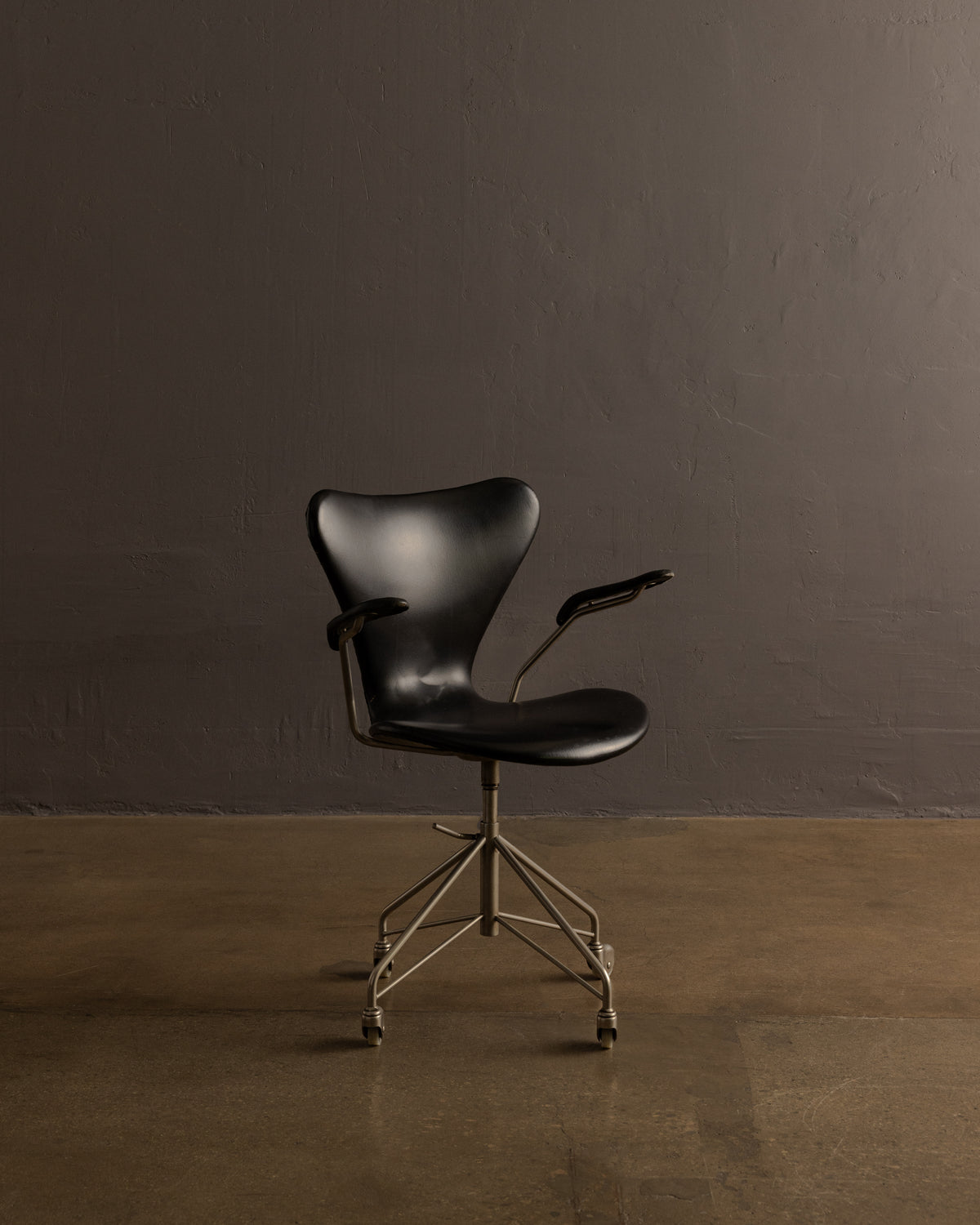Arne Jacobsen for Fritz Hansen — Series 7 Swivel Armchair (Model 3217)
