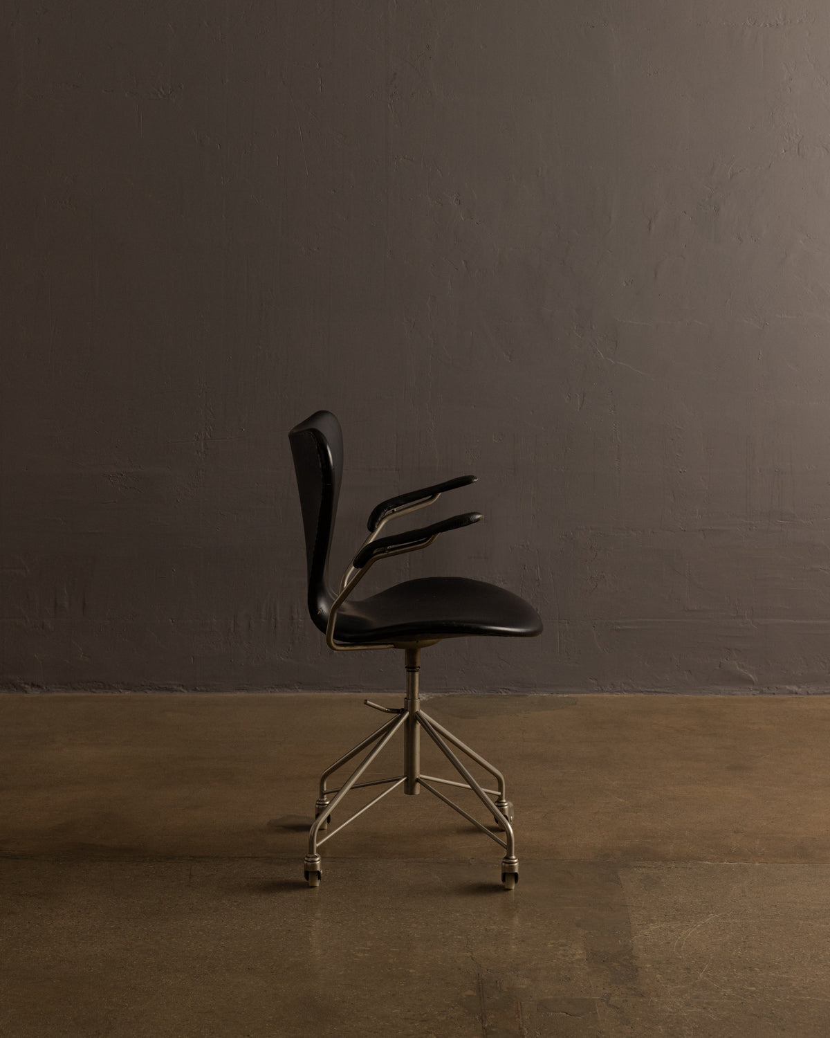 Arne Jacobsen for Fritz Hansen — Series 7 Swivel Armchair (Model 3217)