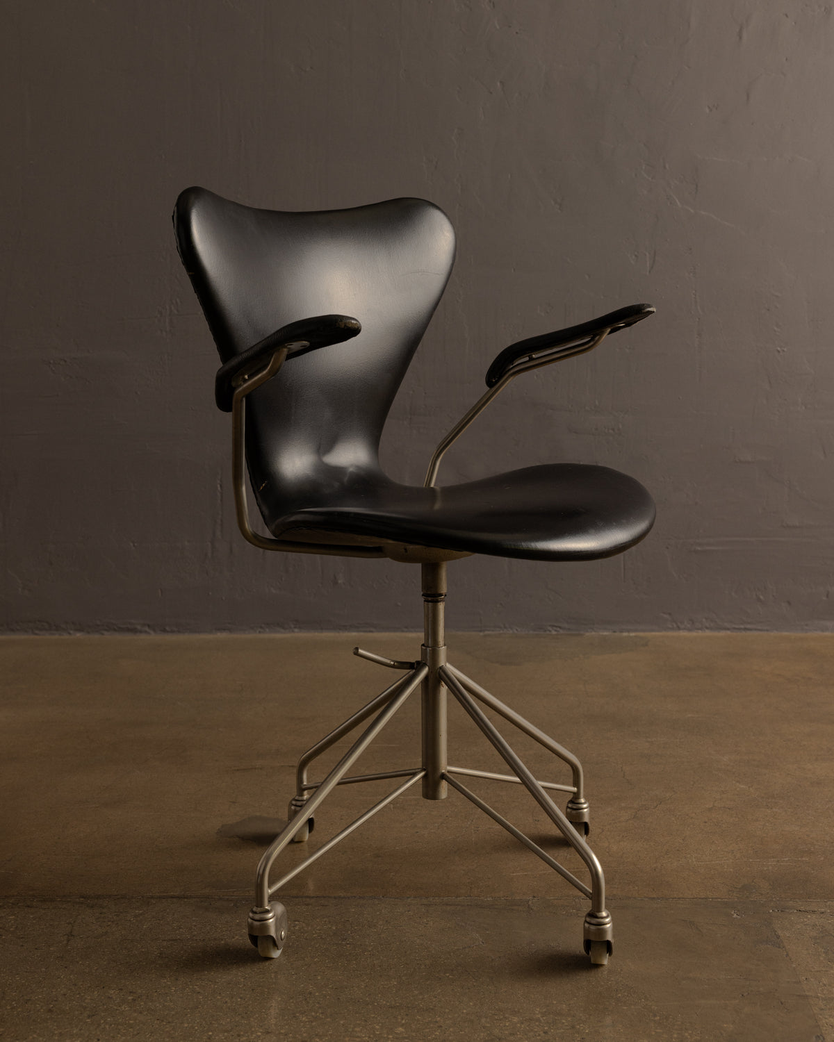 Arne Jacobsen for Fritz Hansen — Series 7 Swivel Armchair (Model 3217)