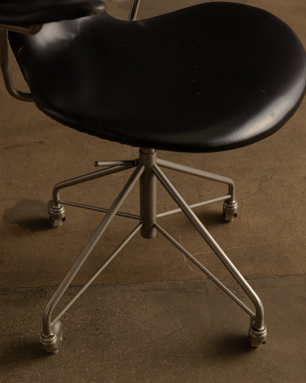 Arne Jacobsen for Fritz Hansen — Series 7 Swivel Armchair (Model 3217)