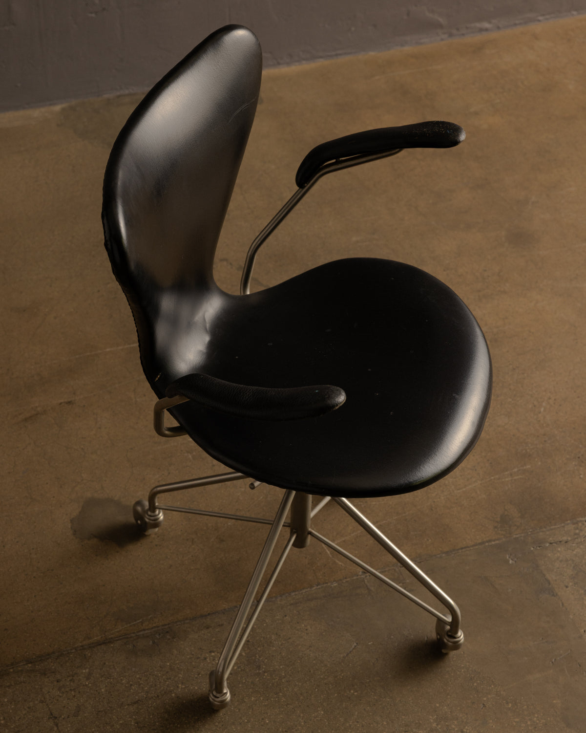 Arne Jacobsen for Fritz Hansen — Series 7 Swivel Armchair (Model 3217)