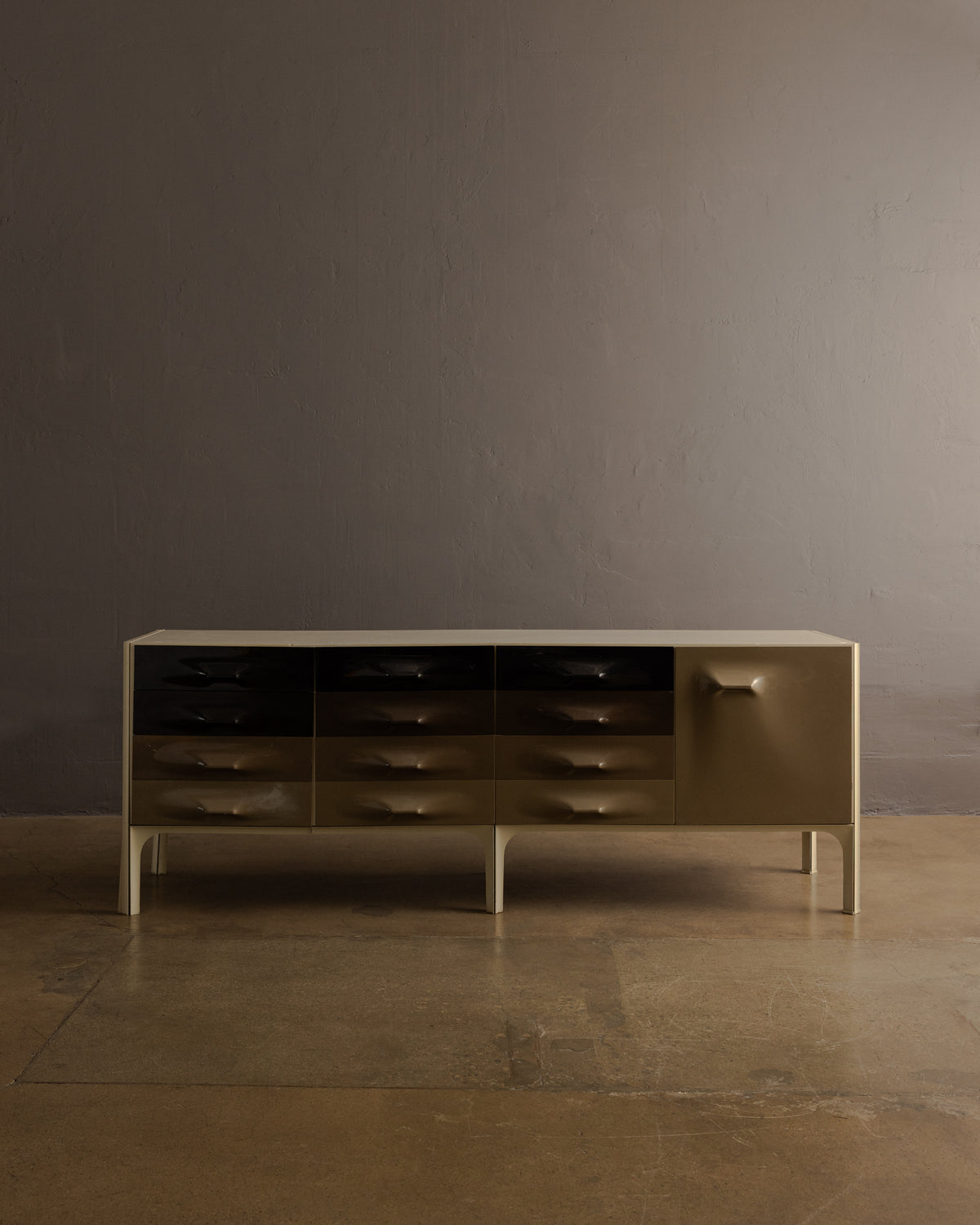 Raymond Loewy — DF 2000 Credenza