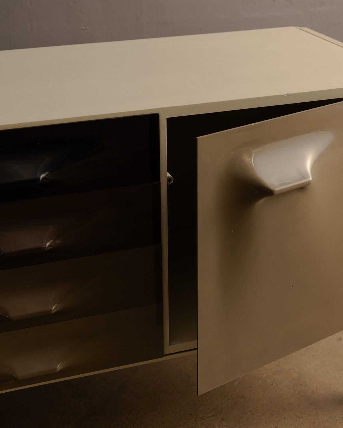 Raymond Loewy — DF 2000 Credenza