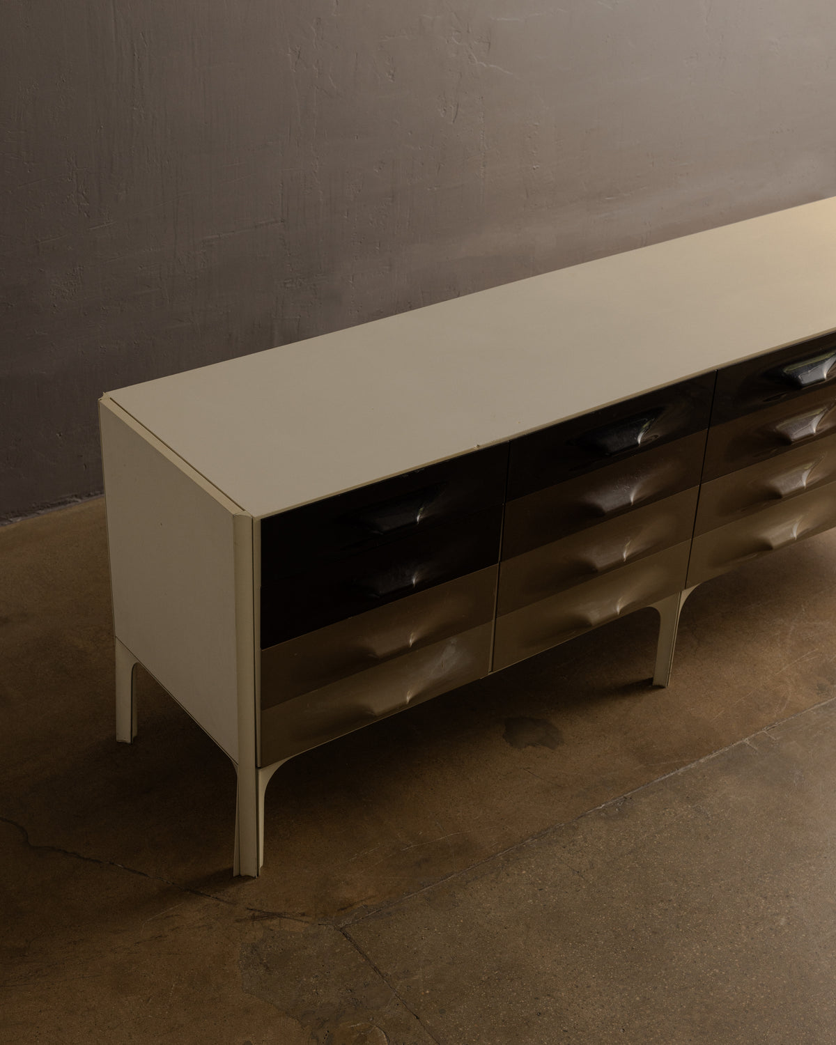Raymond Loewy — DF 2000 Credenza