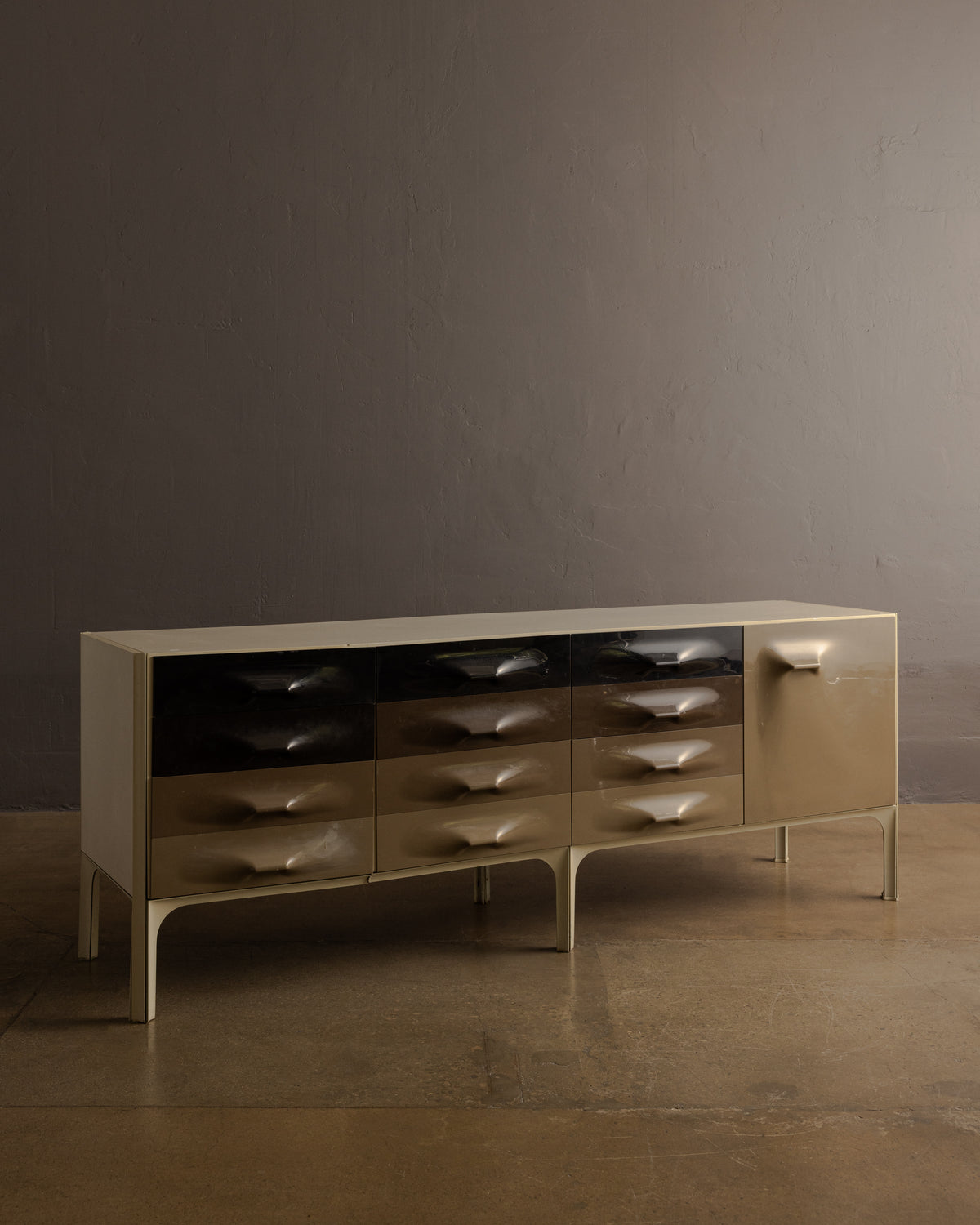 Raymond Loewy — DF 2000 Credenza